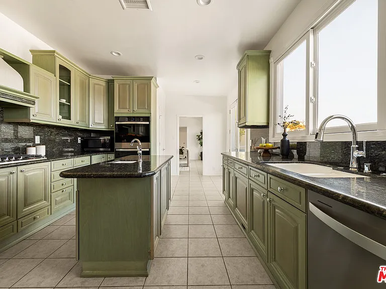 8527 Hedges Way — Photo 14