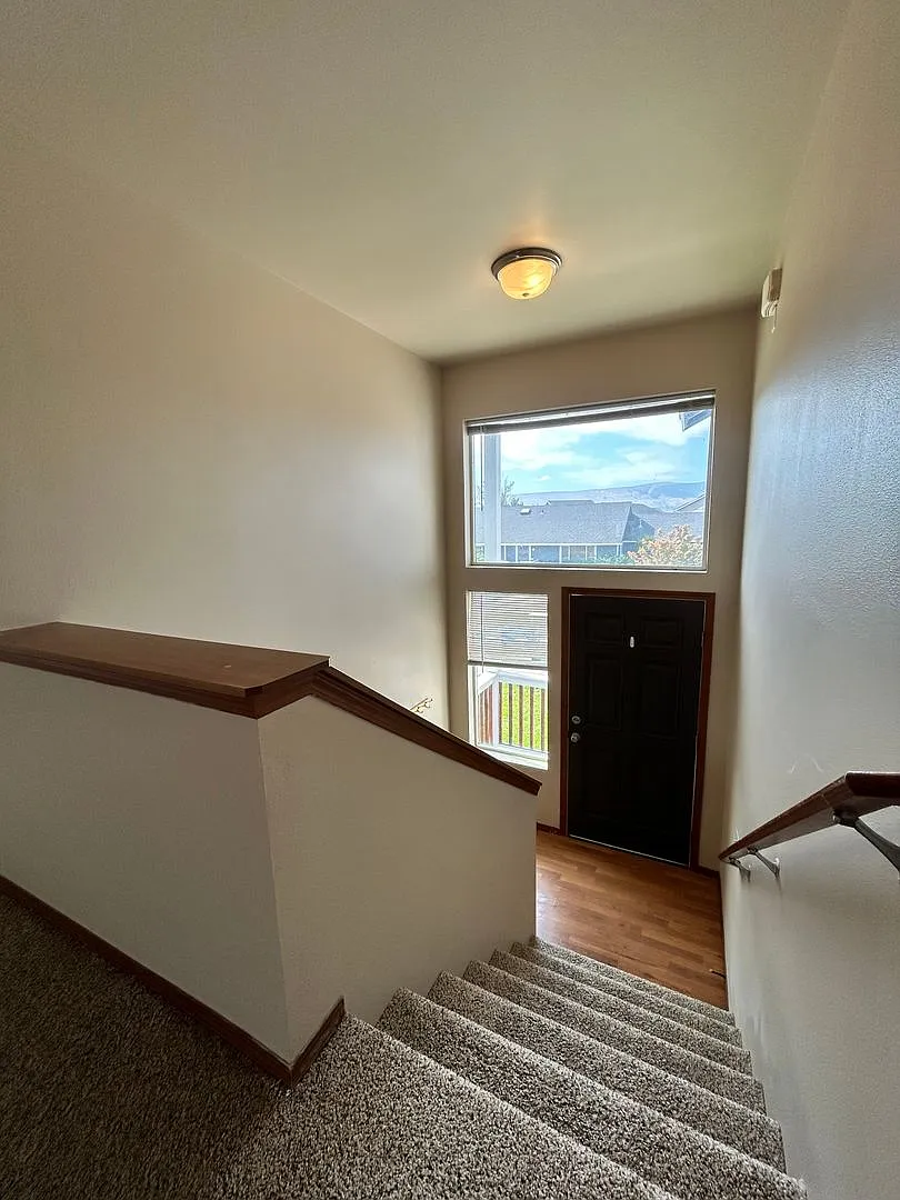 Large 5 Bedroom Home For Rent! — Photo 3
