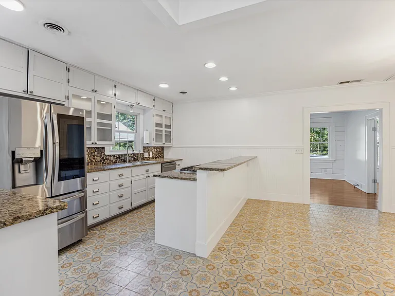 3300 Harris Park Ave — Photo 6