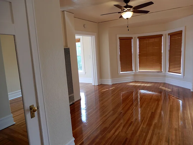 Lucretia Court Apartments — Photo 7