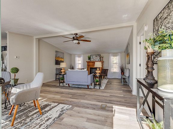 4th image of 217 Woods Edge Dr