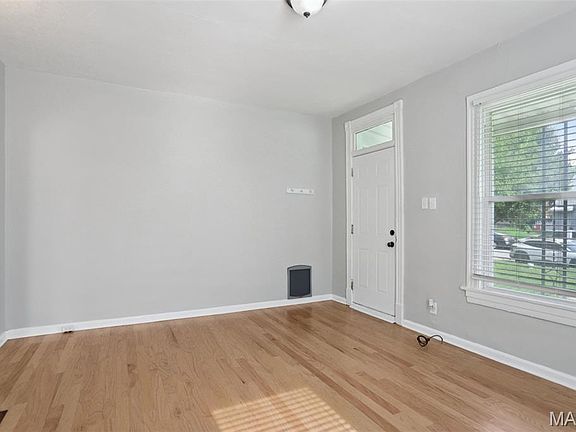 4th image of 5912 W Park Ave