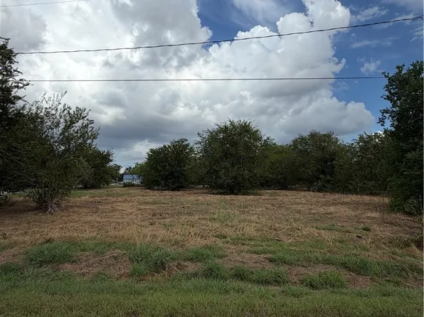 502 E Houston St, Edna, TX 77957