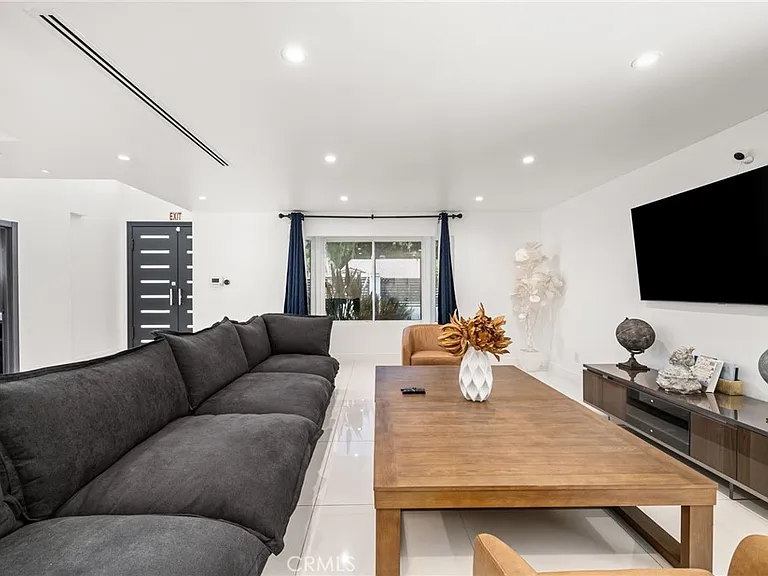 4630 Cedros Ave — Photo 10