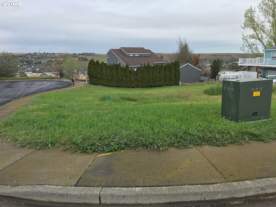 2nd image of 35 SE Kirk Ave