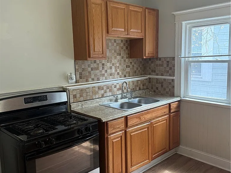 238 Oxford Ave #UPPER — Photo 2