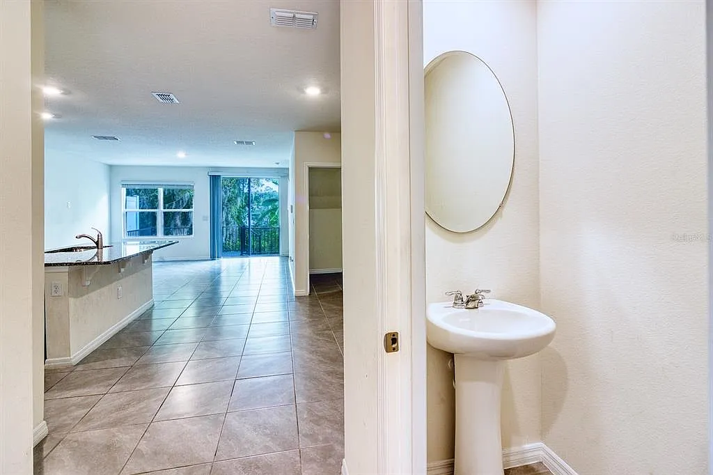 3 bed, 2.5 bath, 1624 sqft, $2,200 — Photo 3