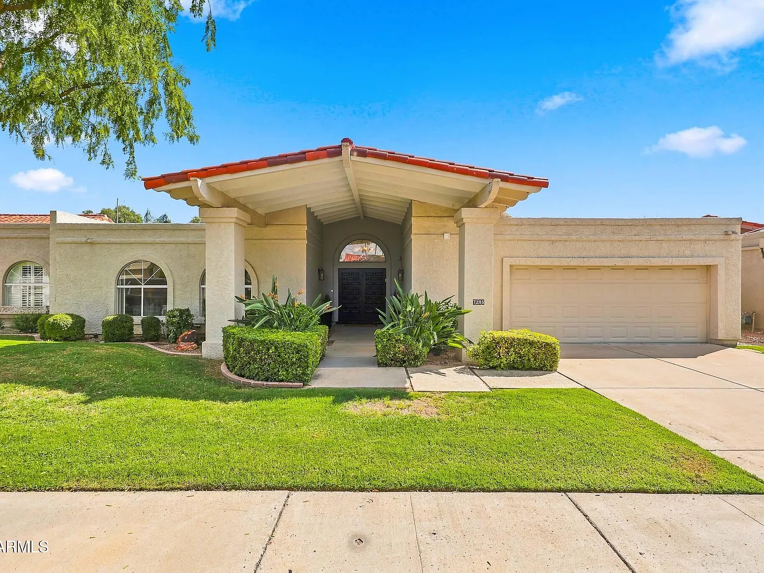 3 bed, 2.5 bath, 2586 sqft, $13,500 — Photo 2