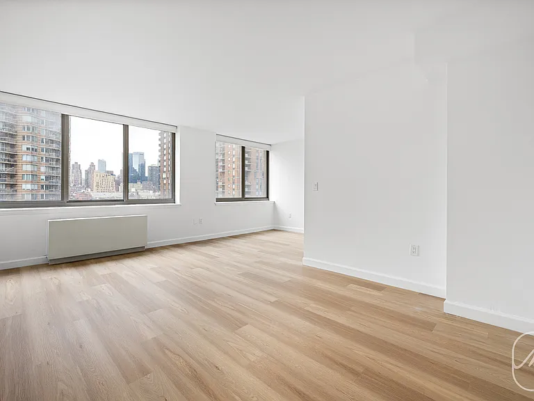 561 10th Ave #17B — Photo 3