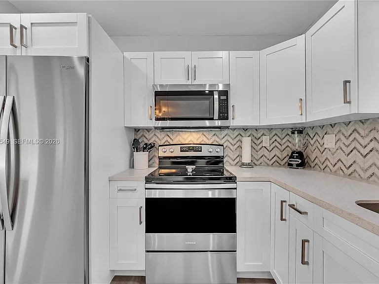 204 SW 19th Ave — Photo 4