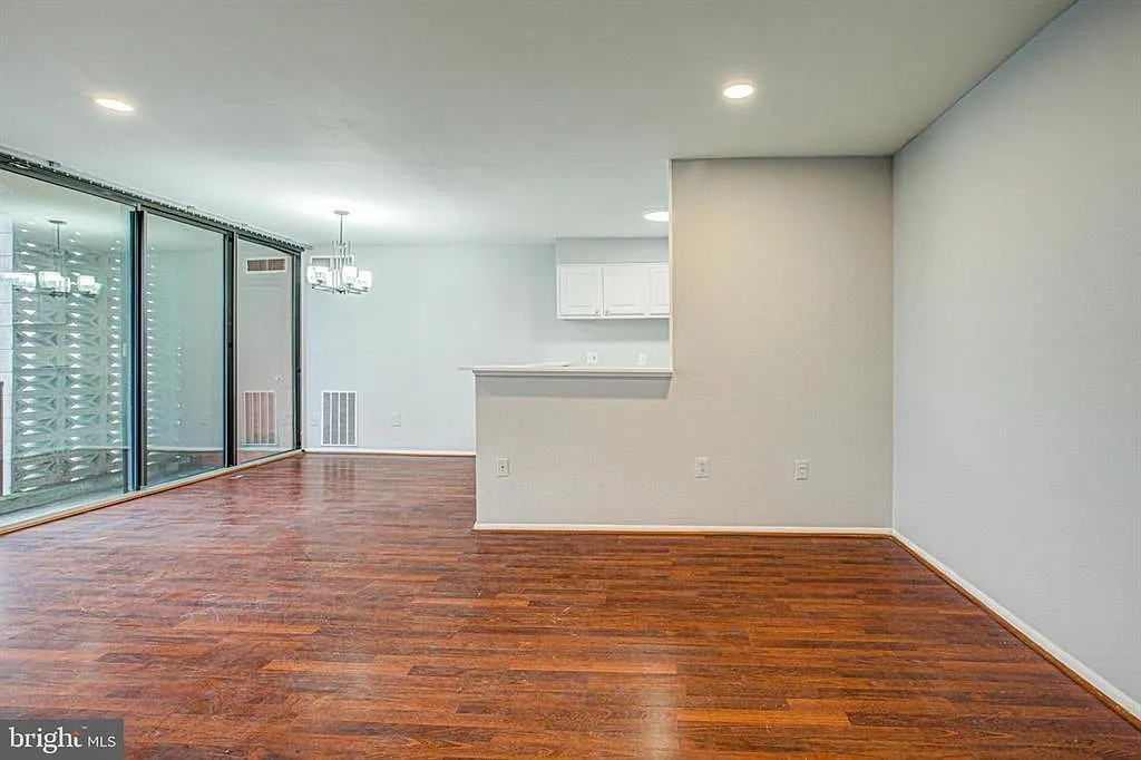 2 bed, 1025 sqft, $2,000 — Photo 3