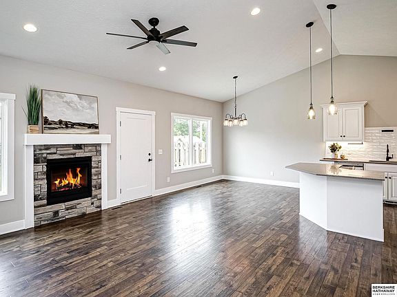 4th image of 2712 Viking Cir