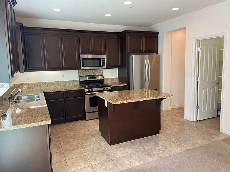280 Barnhill Dr — Photo 4