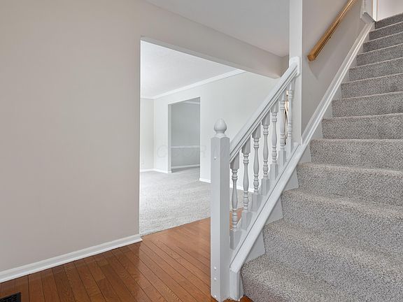 5th image of 207 Woodedge Cir W
