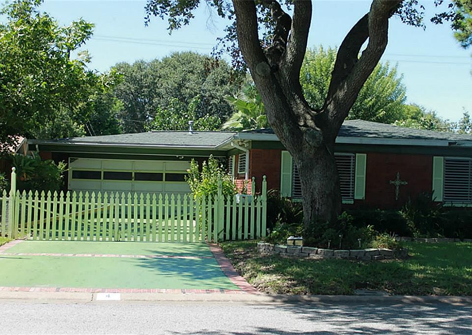 1st image of 4 Willow Ln