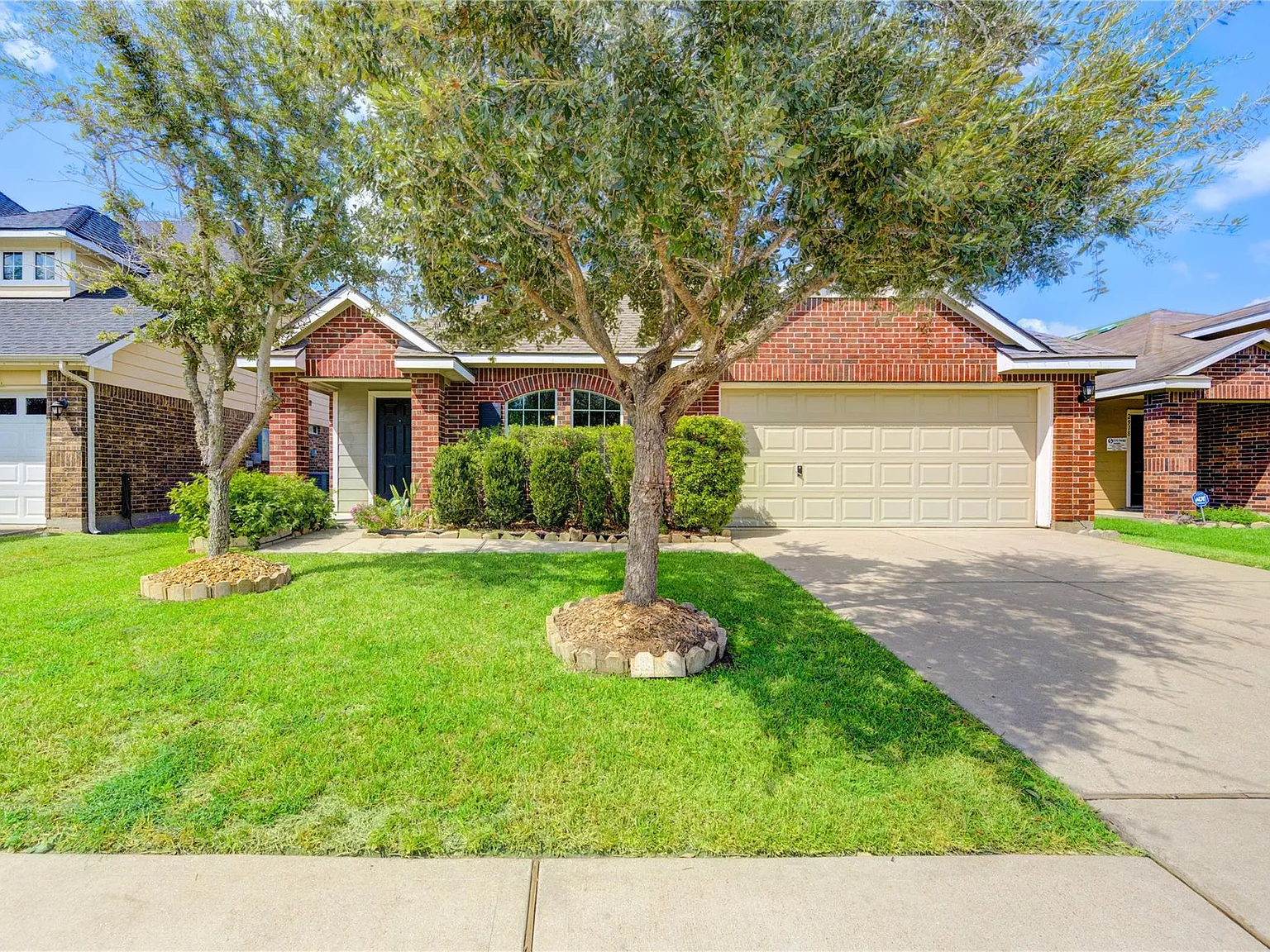 3 bed, 2.0 bath, 2346 sqft, $2,150 — Photo 2