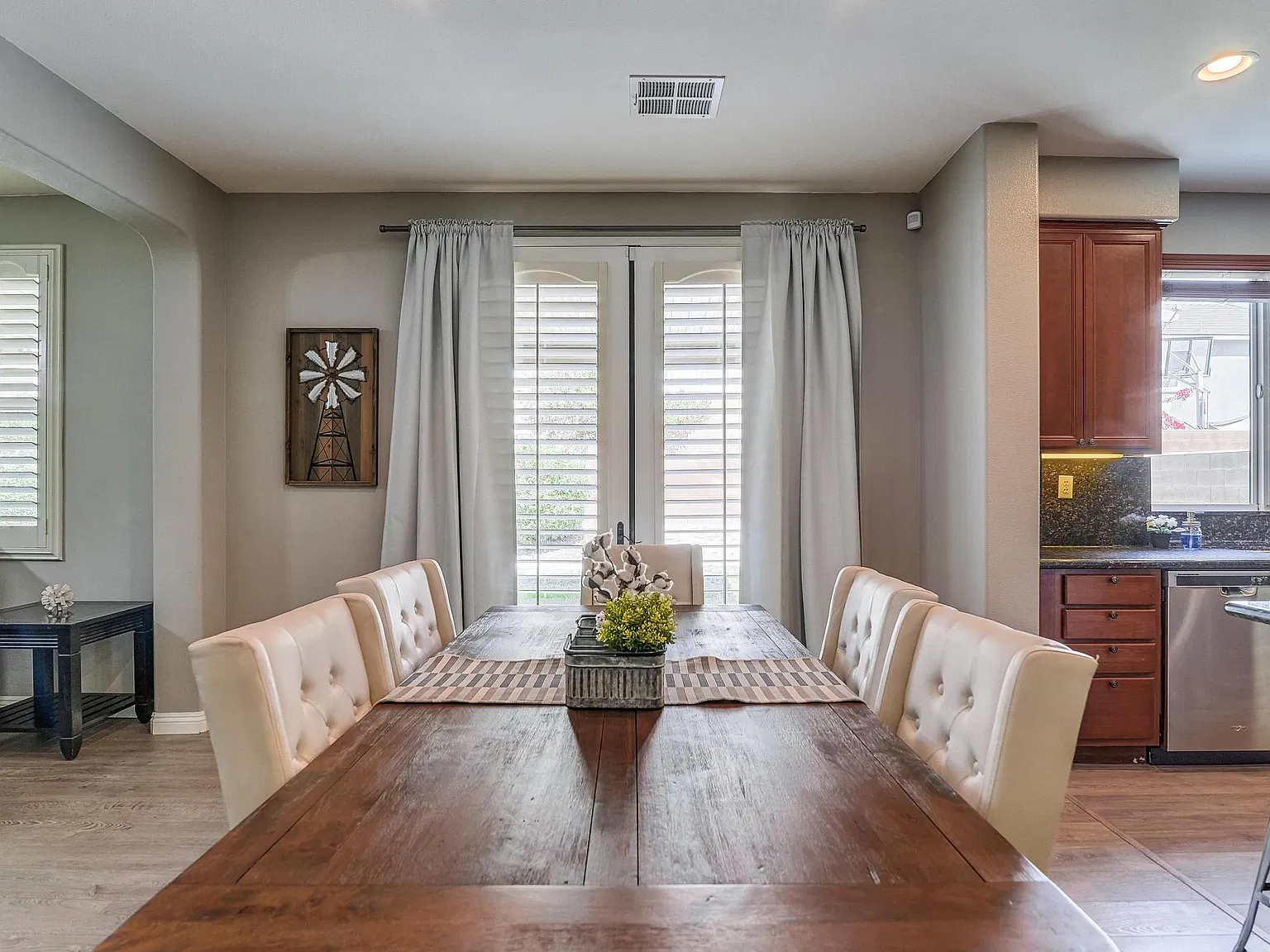 5 bed, 4.5 bath, 4522 sqft, $7,600 — Photo 4