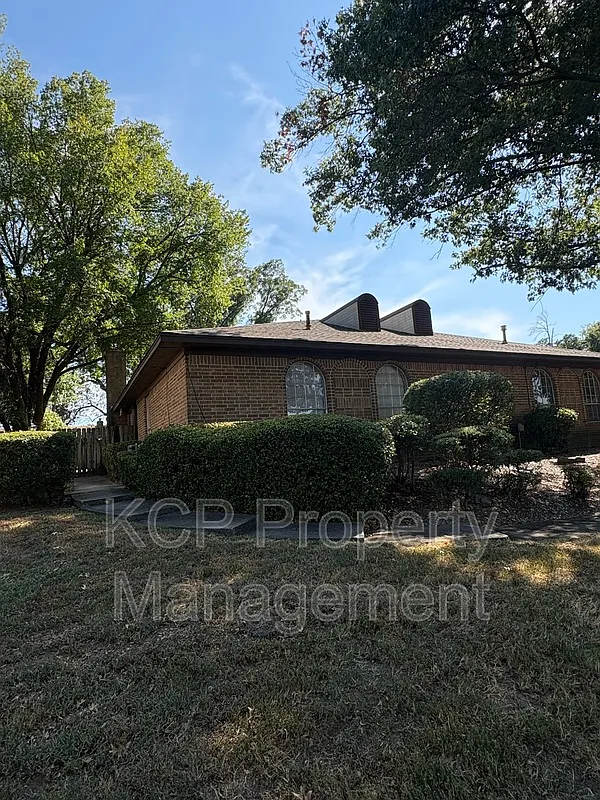 3 bed, 2.0 bath, 1432 sqft, $1,200 — Photo 1