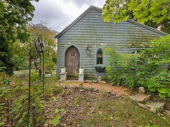 2nd image of 13 Great Neck Rd