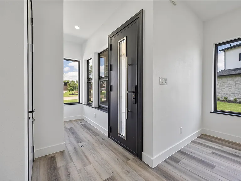 2811 Rodeo Dr — Photo 10