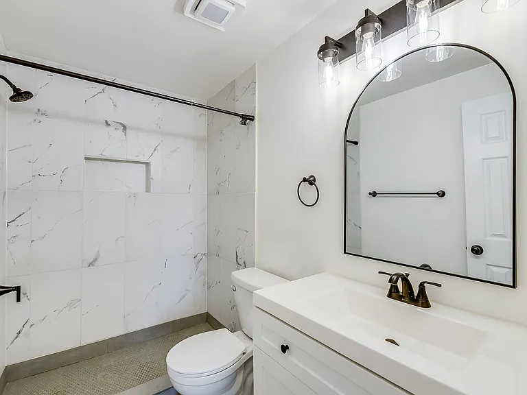 1806 Glendale Ln — Photo 23