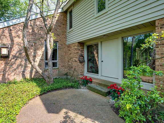 4th image of 285 Hilldale Pl