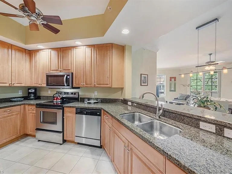 5068 Annunciation Cir #4210 — Photo 9