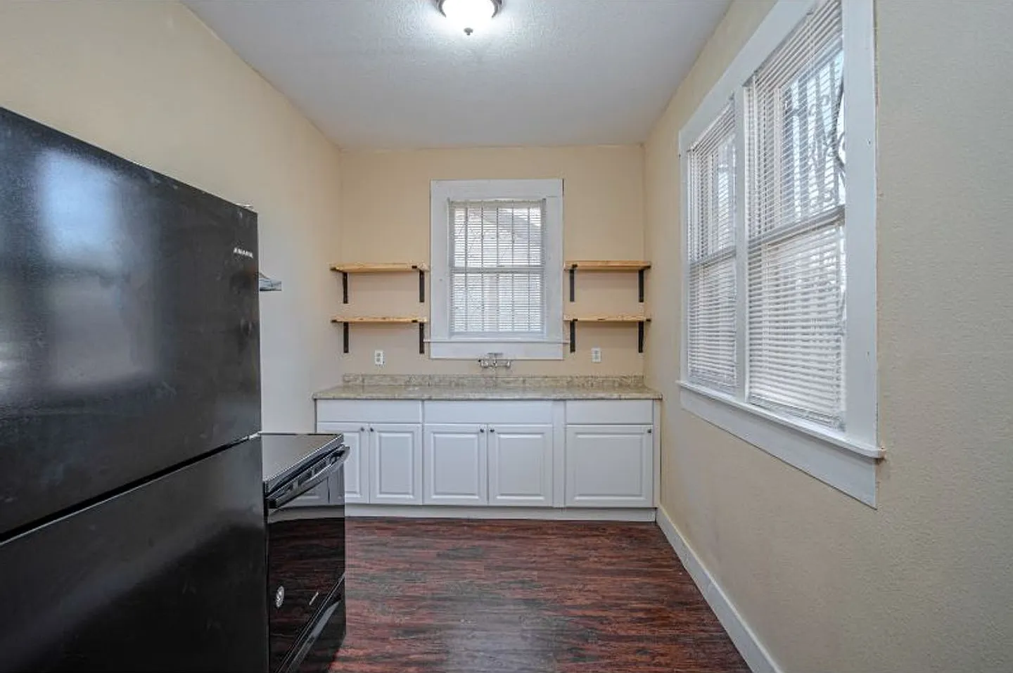 2 BR 1 BA Gorgeous Home Near Downtown — Photo 2
