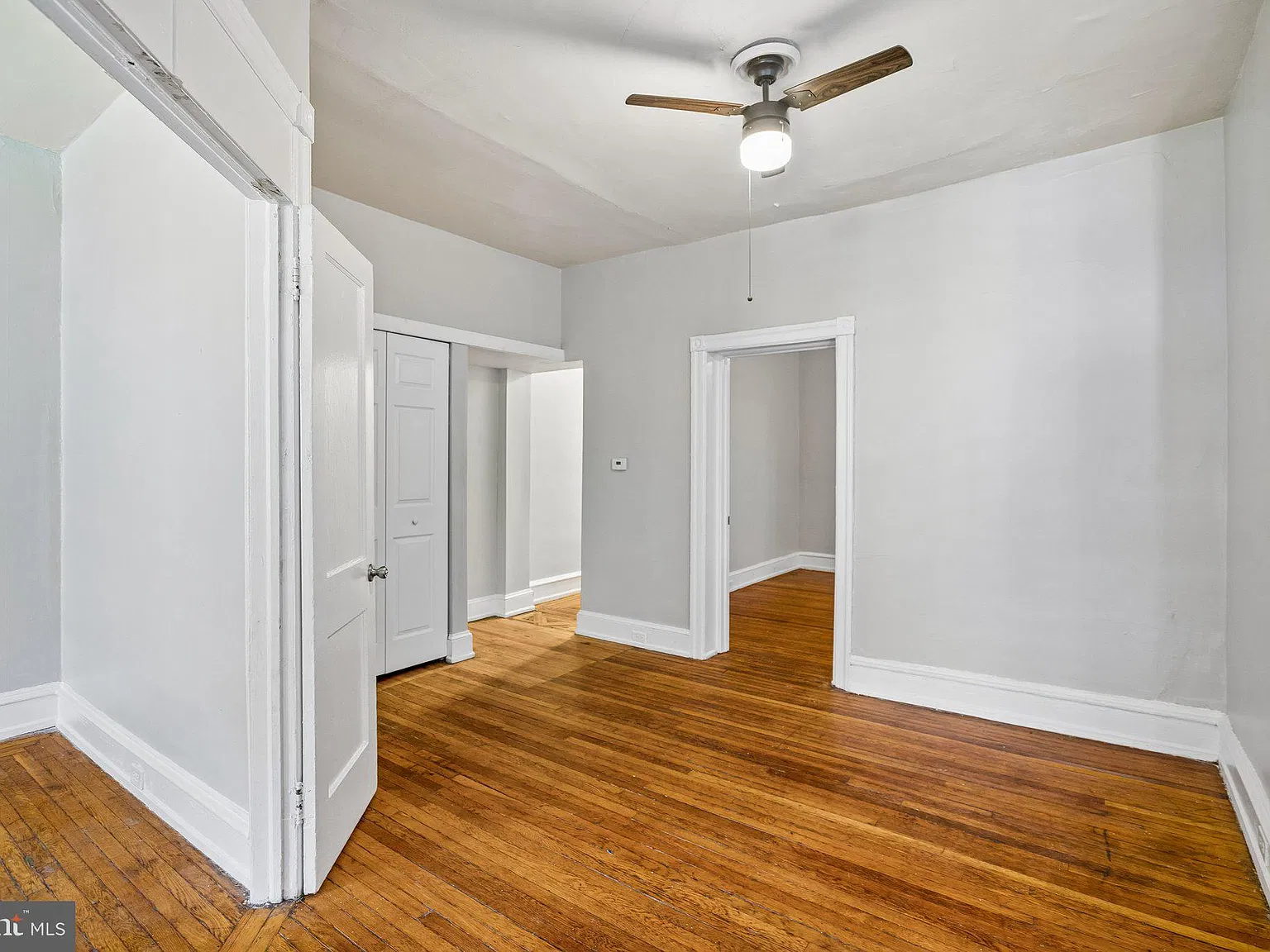 2 bed, 1.0 bath, 880 sqft, $1,300 — Photo 3