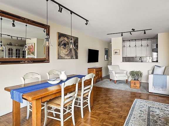 4th image of 531 Main St APT 920