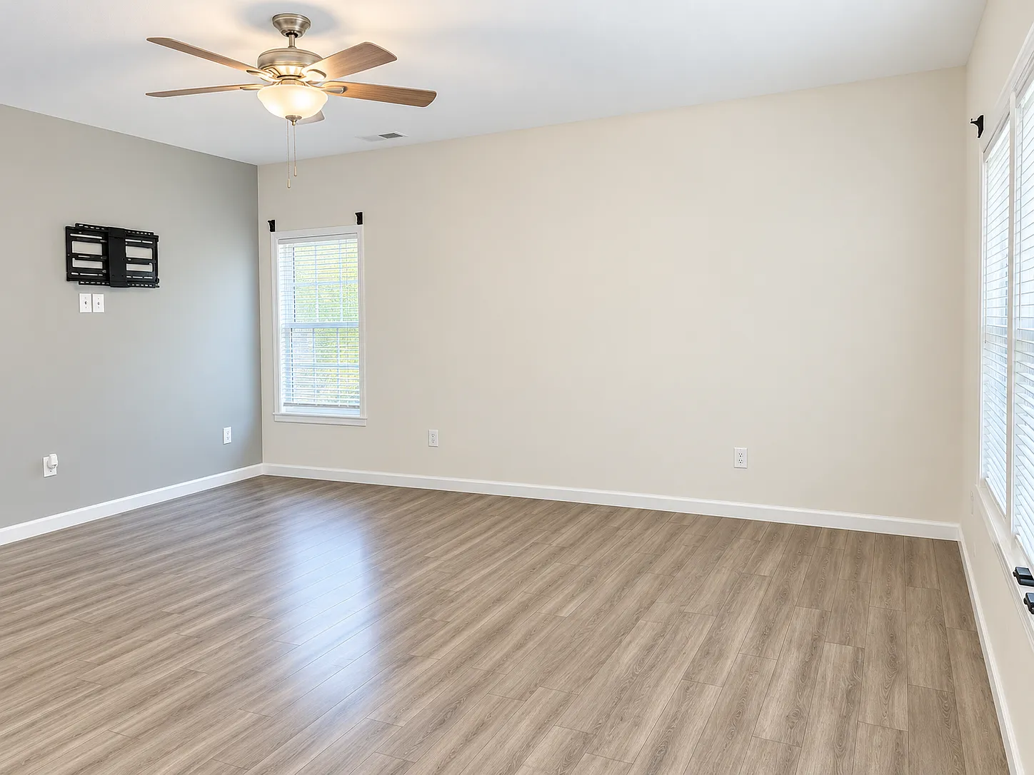 3 bed, 1302 sqft, $2,000 — Photo 2