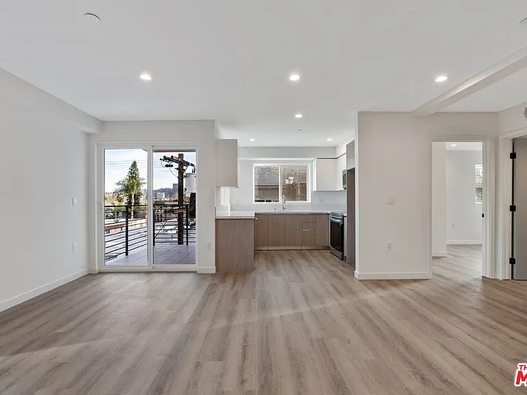 10918 Camarillo St #403 — Photo 3