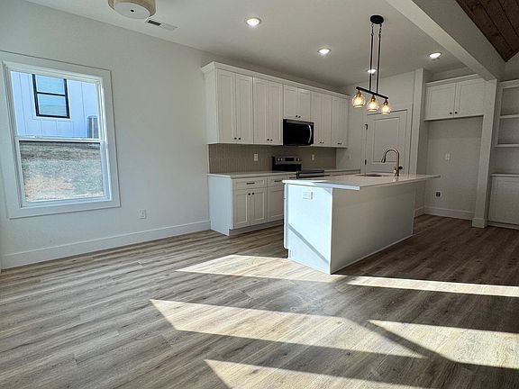 3rd image of 23 Swanee Dr