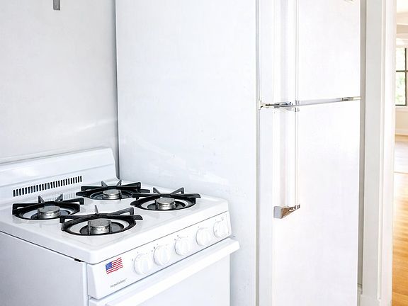 3rd image of 902 S Trenton Ave