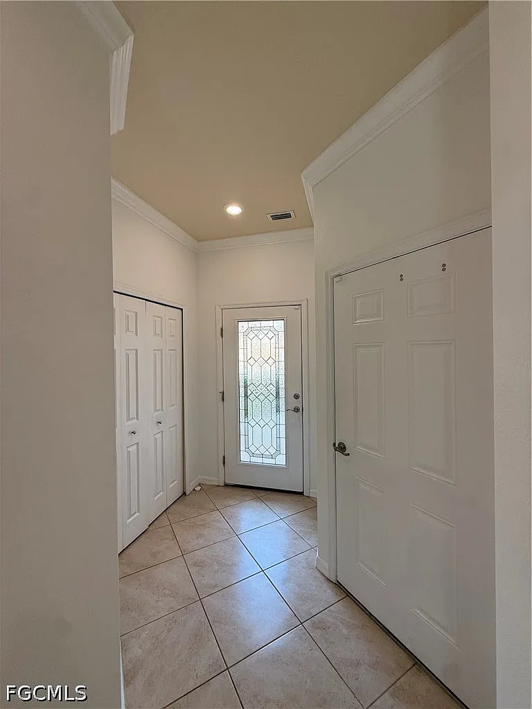 3 bed, 2.5 bath, 1942 sqft, $2,100 — Photo 2