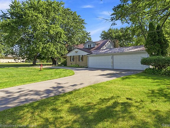 2nd image of 5593 Fairway Ln
