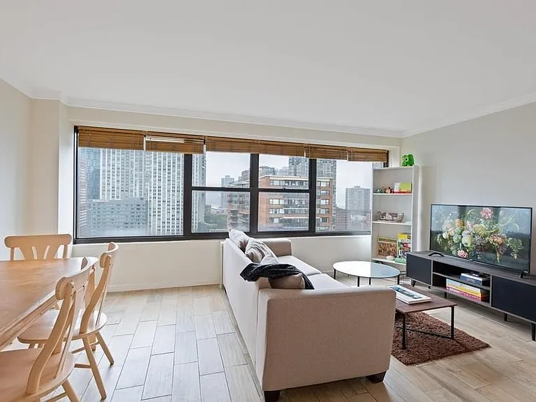 135 Montgomery St #20H — Photo 4