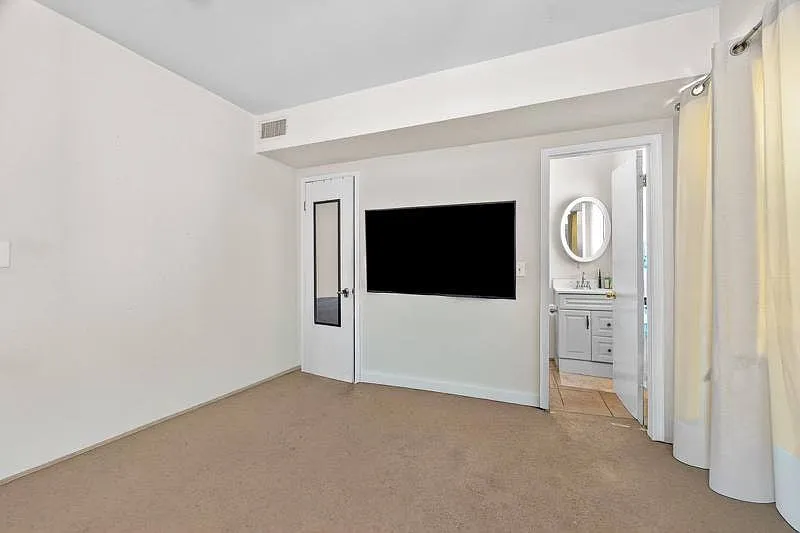 1686 S Rimpau Blvd #Primary Room — Photo 1