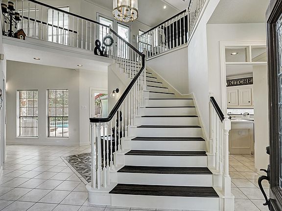 4th image of 2203 Meadow Gardens Dr