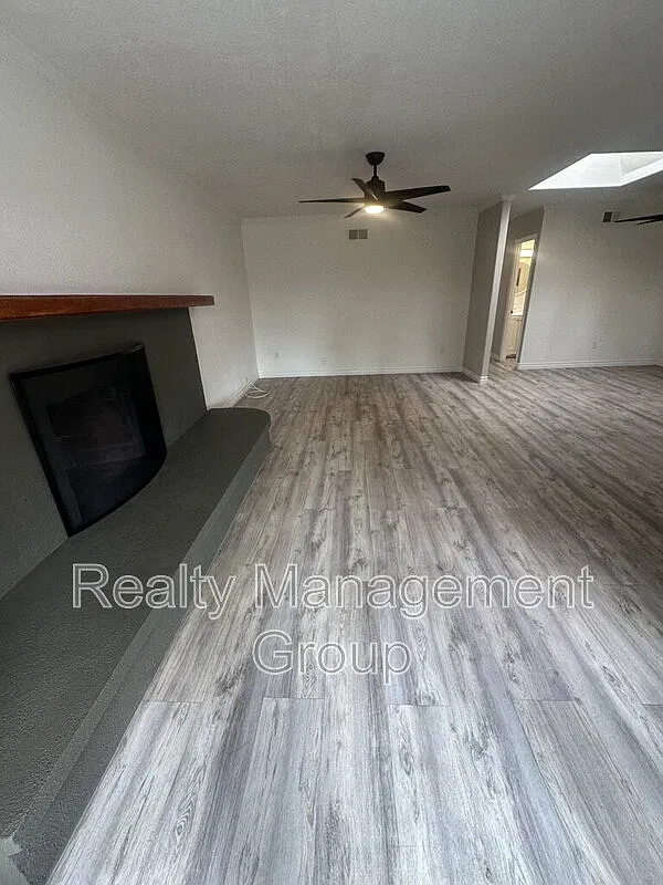 3 bed, 2.0 bath, 1035 sqft, $3,850 — Photo 4