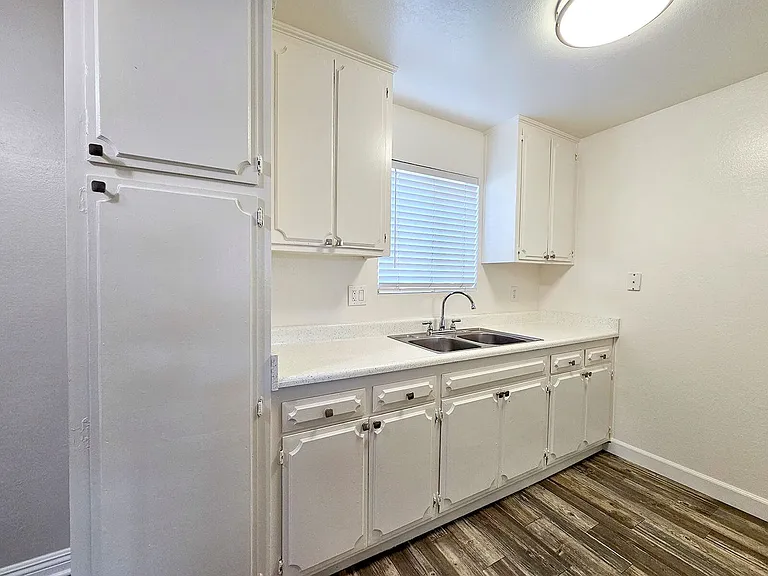 Sandalwood Apartments — Photo 27