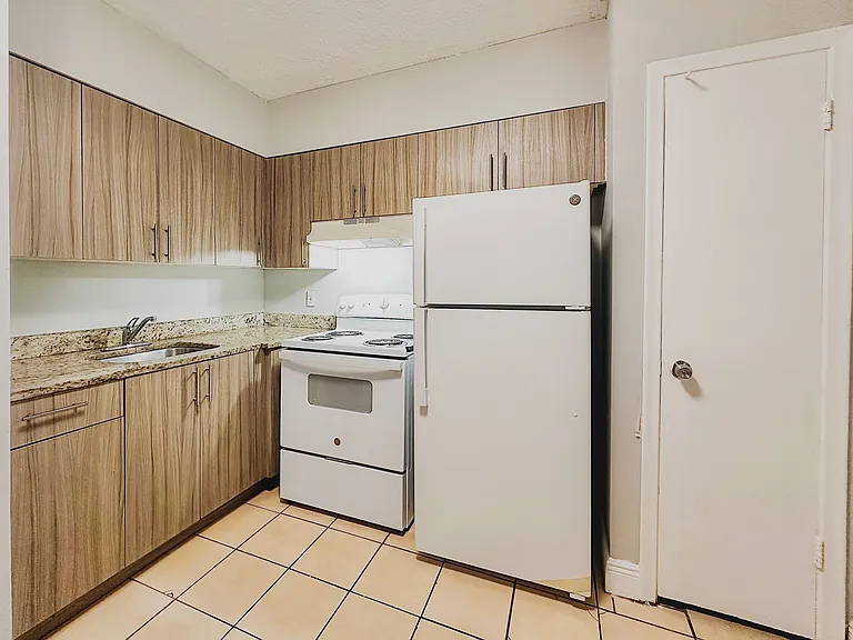 1007 W Prospect Rd — Photo 29