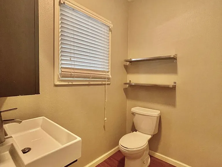 333 W Hutchison St — Photo 4