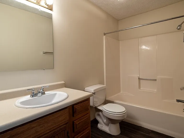2 Bed Apartment 2nd floor (Bathroom)