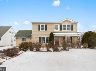 16 Mayflower Rd, Levittown, PA 19056
