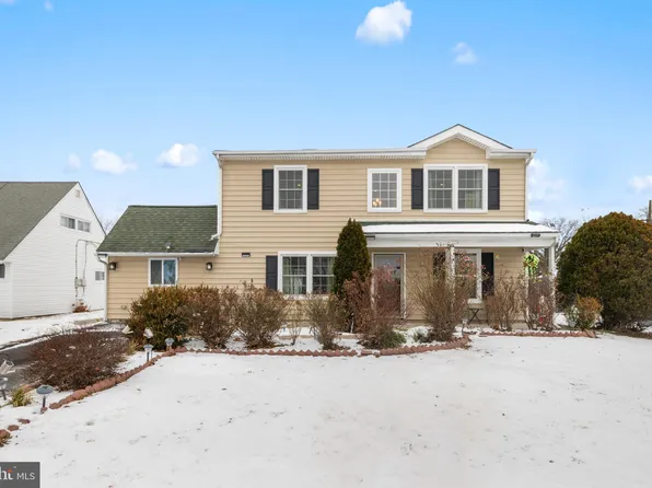 16 Mayflower Rd, Levittown, PA 19056