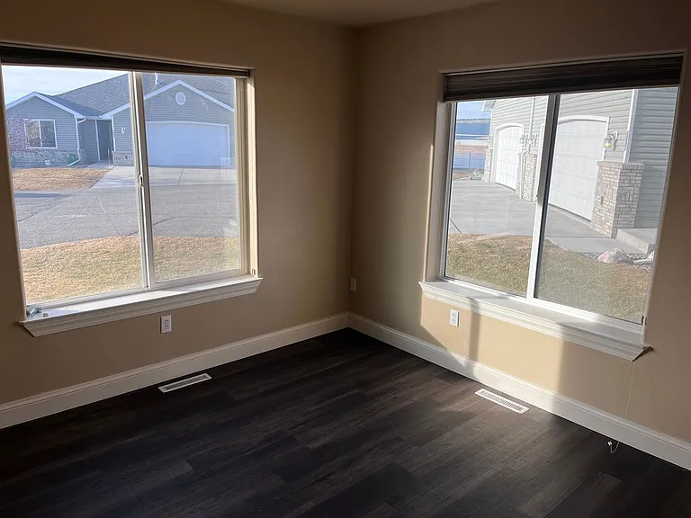 3285 Banff Ave — Photo 5