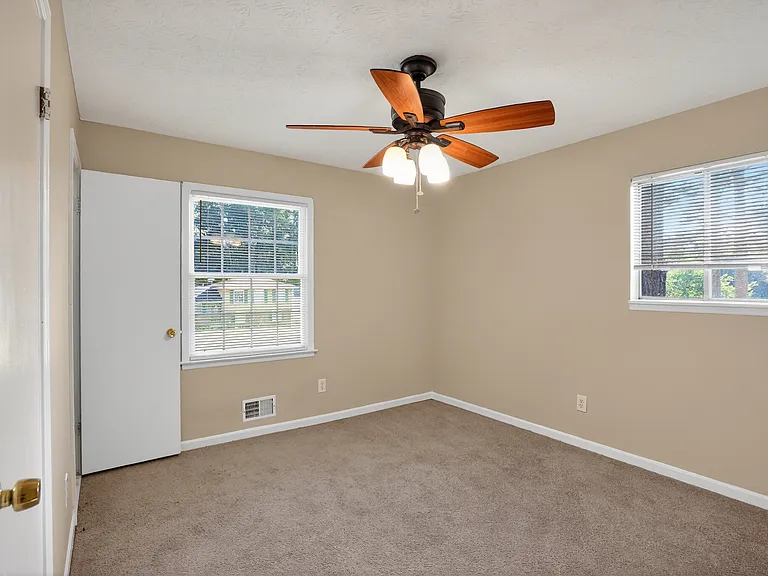 2501 Hartford Dr — Photo 11