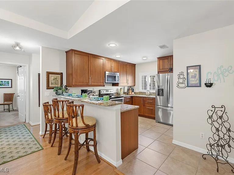 2305 SW 19th Pl — Photo 4