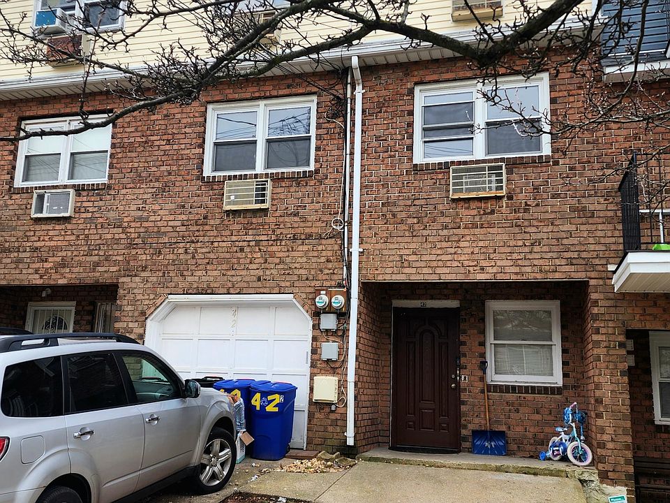 1st image of 42 Oakville St